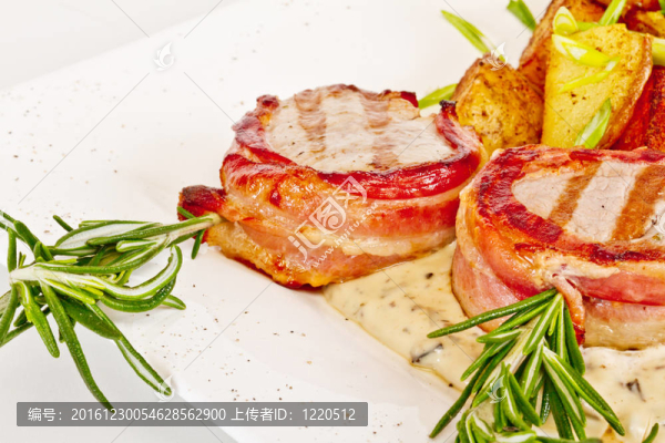 培根烤牛排配烤蔬菜