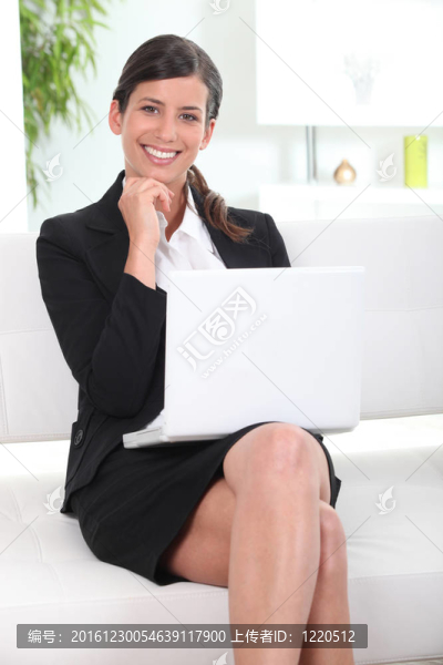 女商人在大廳工作在她的筆記本