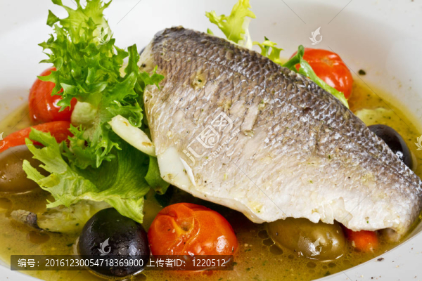 與劍魚和蔬菜魚丸湯
