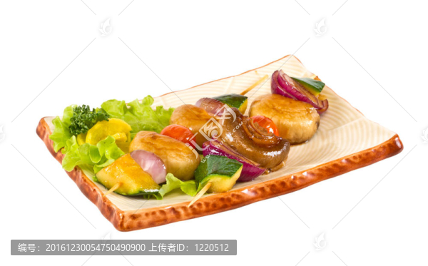白色背景的美味烤蔬菜