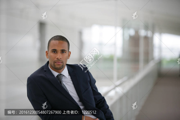 英俊的黑人商人