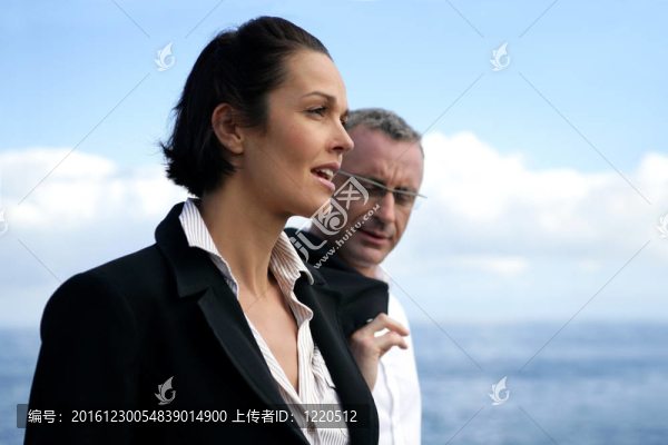 商業(yè)夫婦在海邊散步