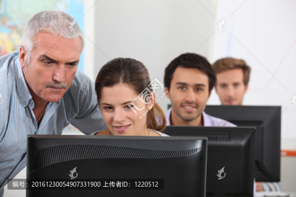 坐電腦的學生