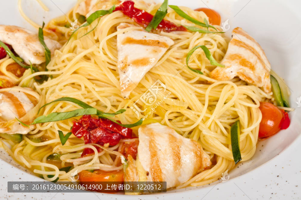 面食和雞肉盤特寫