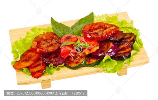 白色背景的美味烤蔬菜