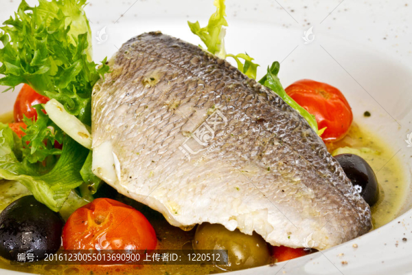 與劍魚和蔬菜魚丸湯