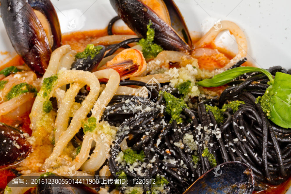 黑面條（用墨魚(yú)汁意大利）與shrumps；貽貝、魷魚(yú)