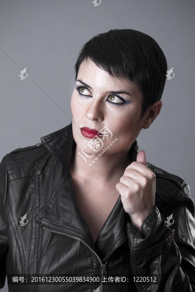 穿皮夾克的女人