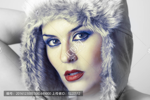 美麗的冬天女人看