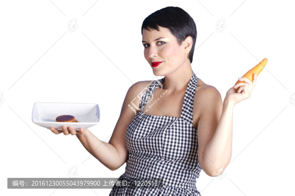 迷人的女人與白色背景的胡蘿卜