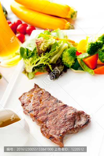多汁的烤肉烤肋眼；肋眼牛排和蔬菜