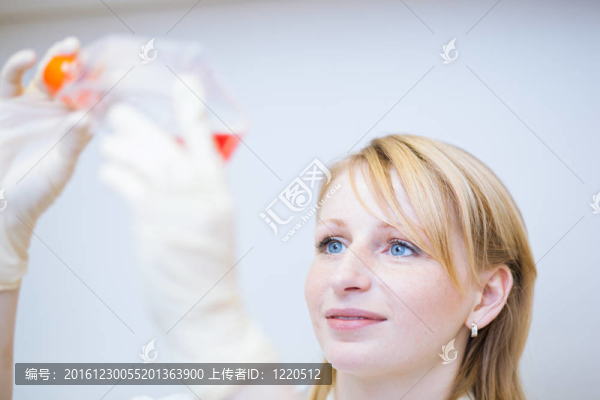 一位女研究員在實驗室做研究的畫像