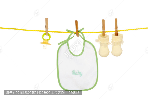 孤立的嬰兒圍兜襪子晾衣繩