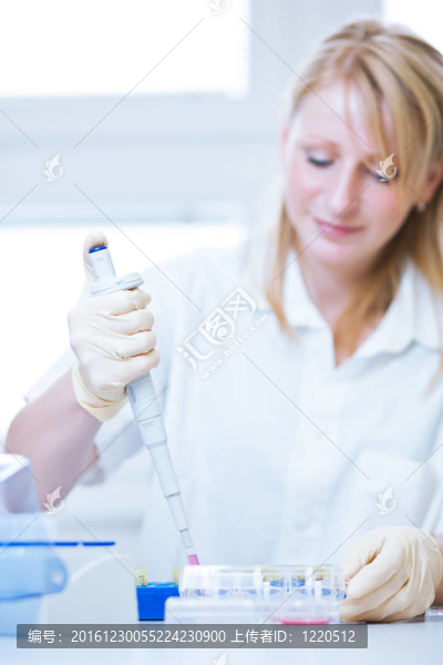 一位女研究員在實(shí)驗(yàn)室做研究的畫像