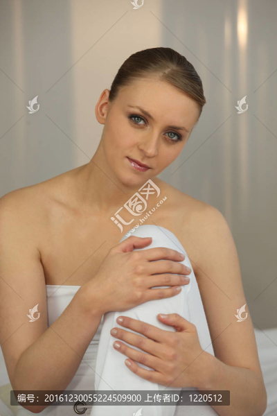 女子在水療中心放松