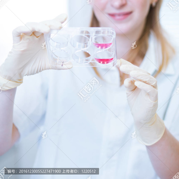 一位女研究員在實(shí)驗(yàn)室做研究的畫(huà)像