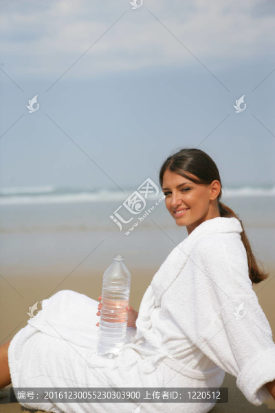 海灘上的女人喝水