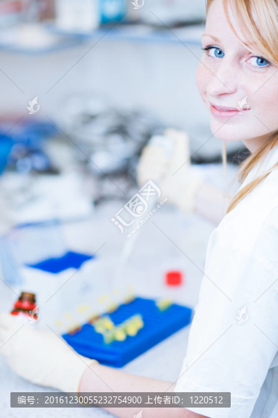 一位女研究員在實(shí)驗(yàn)室做研究的畫(huà)像