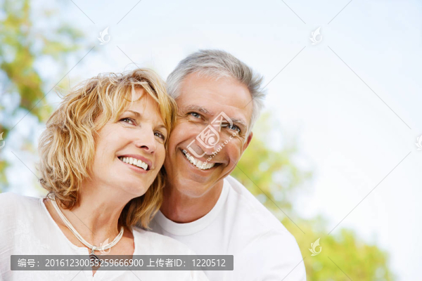 快樂(lè)成熟夫婦戶外