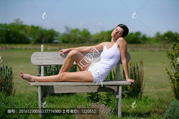 坐在公園長(zhǎng)椅上的黑發(fā)