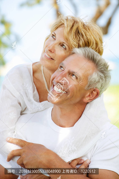 快樂成熟夫婦戶外