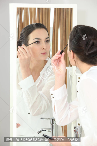 女人涂睫毛膏