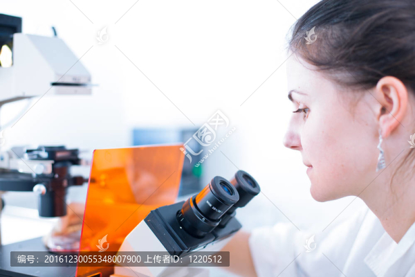 一位女性研究者在實驗室做研究的畫像