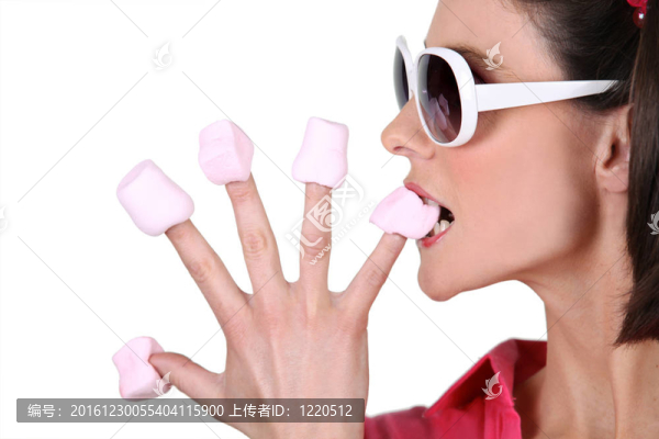 女人咬在棉花糖