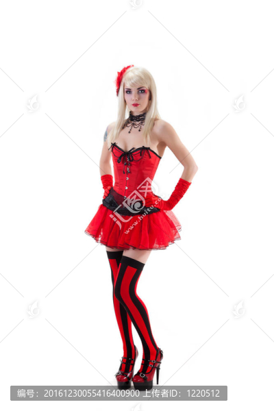 性感的女人在紅色的緊身衣和迷你裙