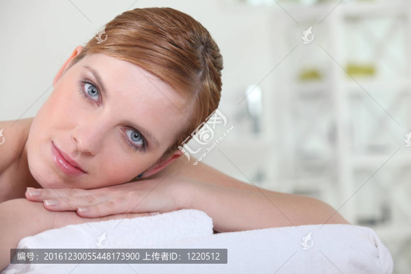 躺在沙發(fā)上的紅發(fā)女人