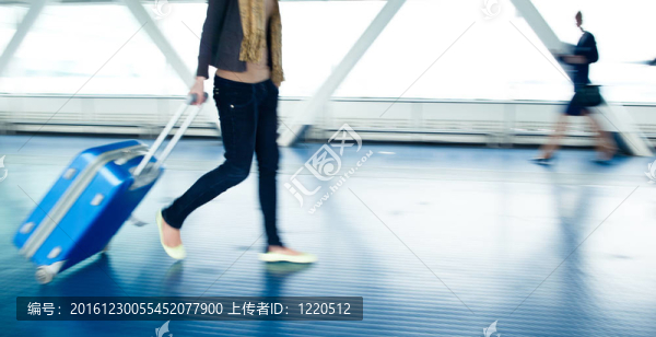 機場搶：帶著手提箱的人