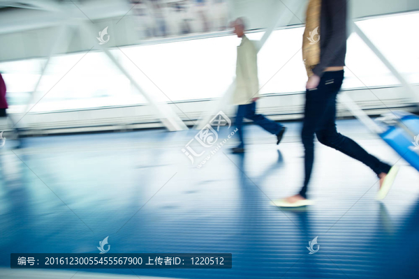 機(jī)場(chǎng)搶?zhuān)簬е痔嵯涞娜? title=