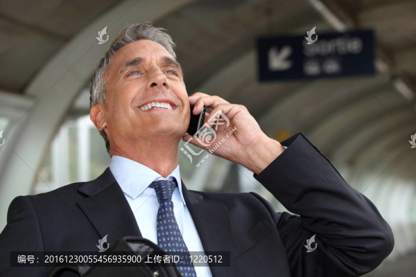 一個商人在電話上的肖像