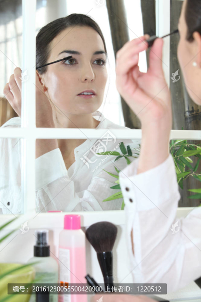女人化妝