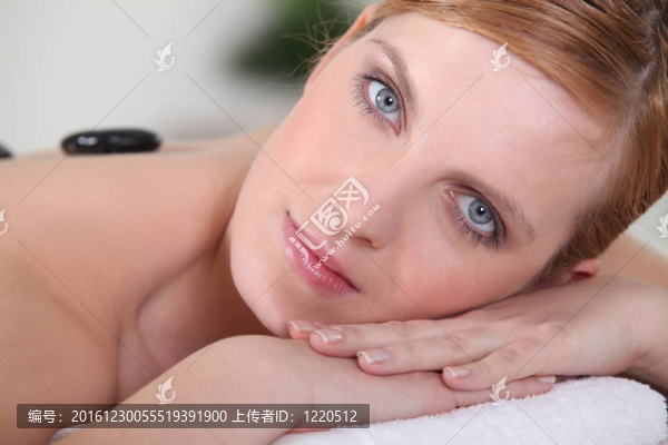 漂亮的年輕女人有熱石按摩