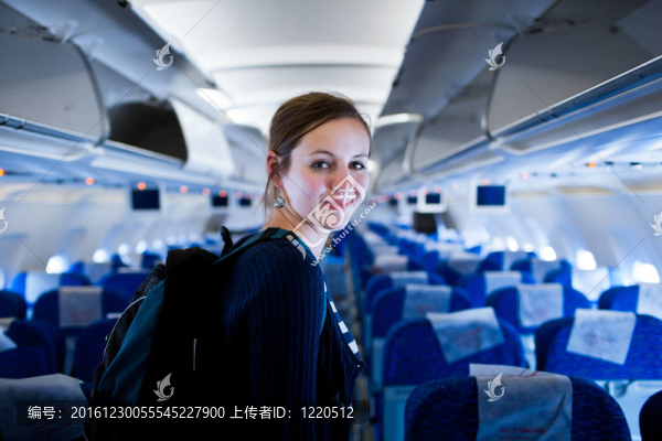 飛機上漂亮的年輕女乘客