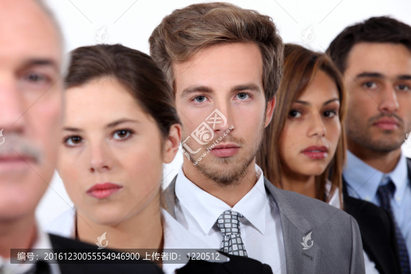 對(duì)一組嚴(yán)肅的年輕高管和年長的老板的臉特寫