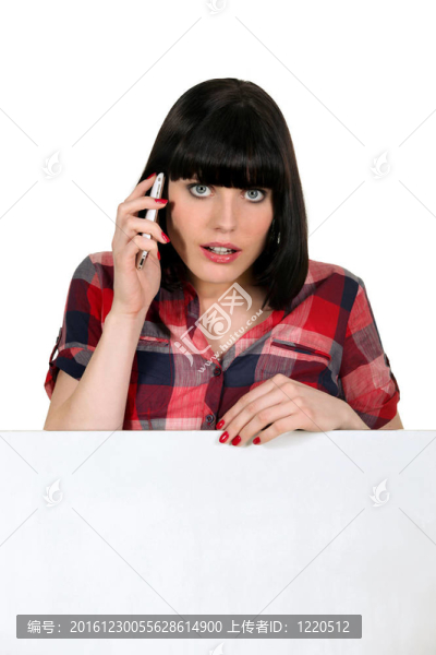 手機(jī)上的女人帶著一張空白留言板
