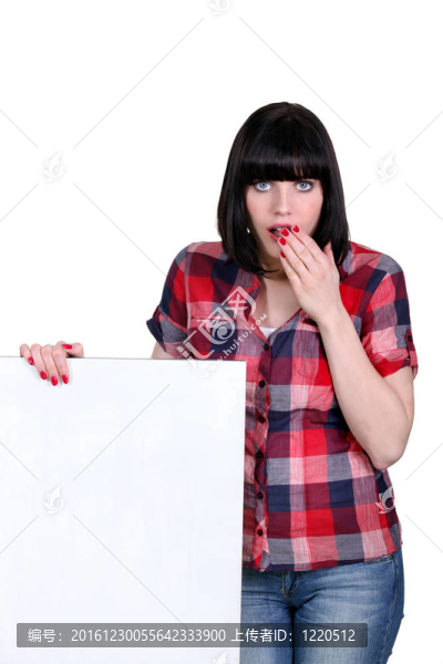 迷人的女人與董事會(huì)留下空白為您的形象