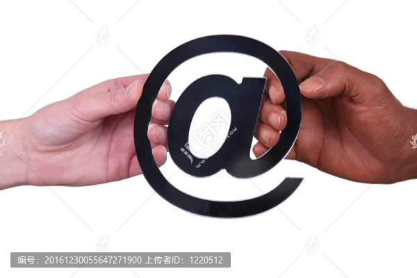 在白色背景上簽字的手