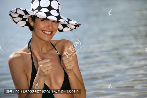 海灘上一個女人豎起大拇指