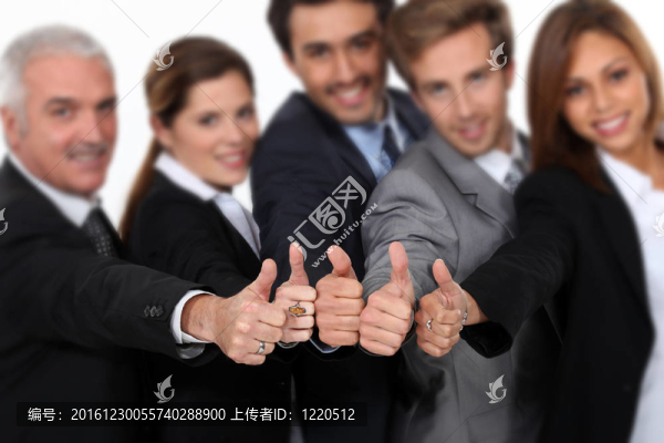 經(jīng)理和他的團(tuán)隊(duì)都豎起大拇指