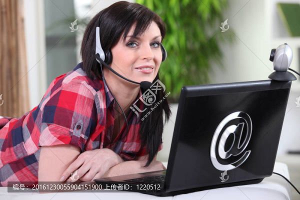 網(wǎng)上聊天的女人