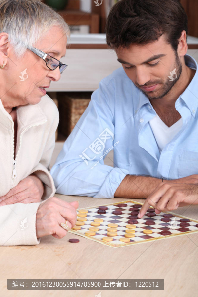 母親和兒子玩跳棋