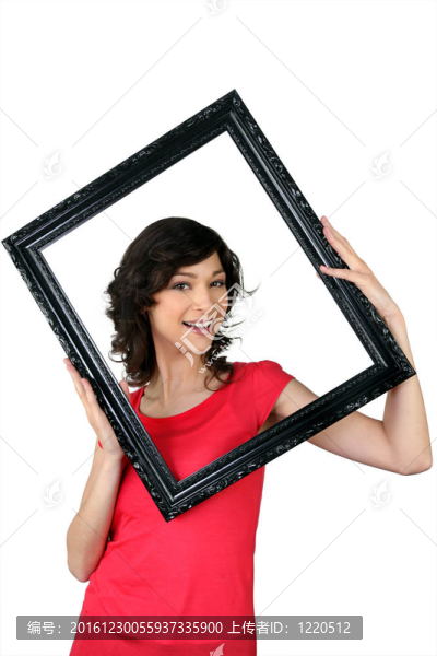 在相框里抓著自己的女人