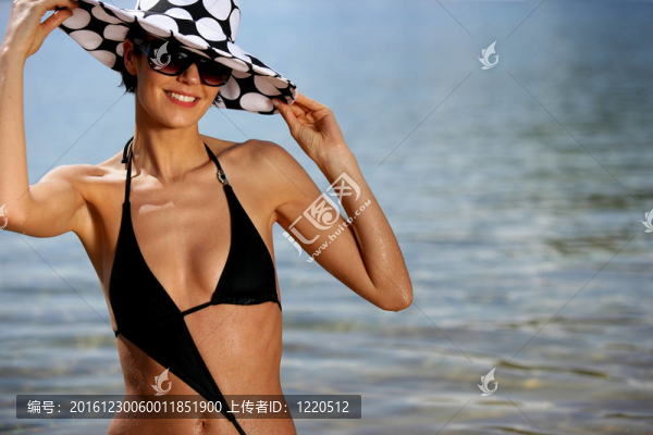 在海灘上的黑發(fā)