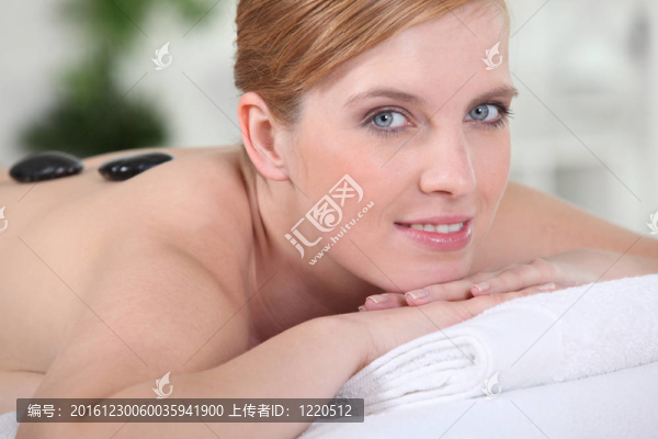 按摩床上放松的年輕女性