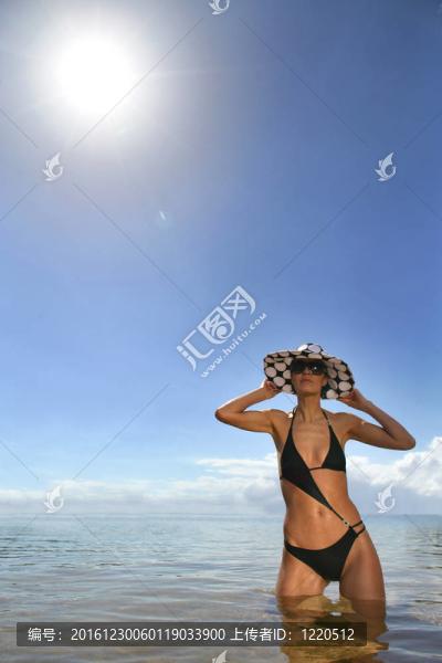 在比基尼和圓點(diǎn)的帽子的女人