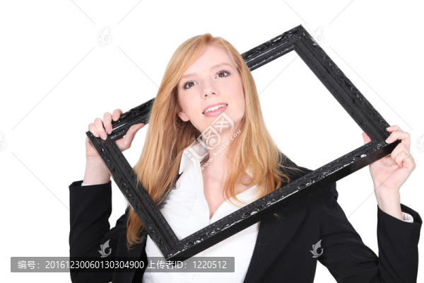 女孩通過她的頭通過框架