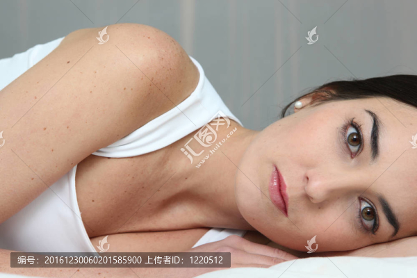 無聊的女人躺在床上